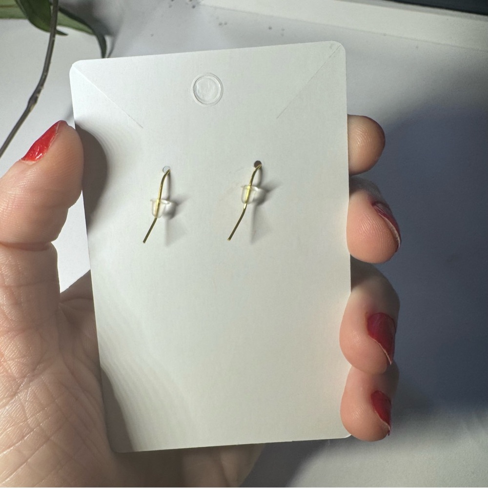 Resin floral gold stainless steel hook earrings - Picture 4 of 4